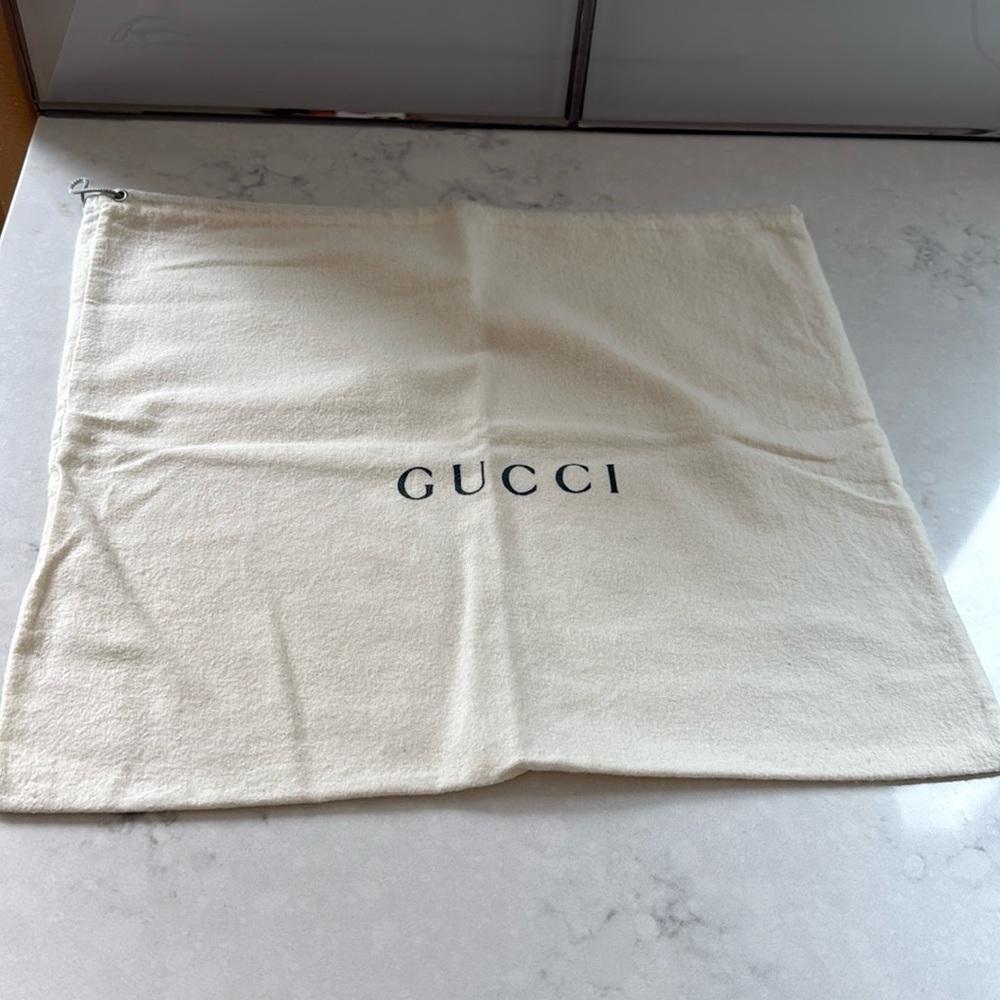 Gucci Draw String Dust Bag About 15x13 Made In Italy
Other sizes and colors av…